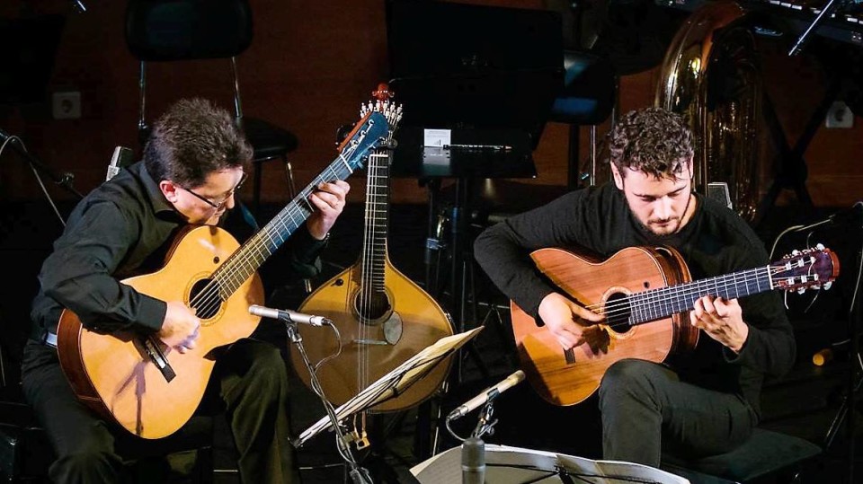 Guitarristas Artur Caldeira e Daniel Paredes no palco do Festival de Guitarra de Braga (23 FEV)