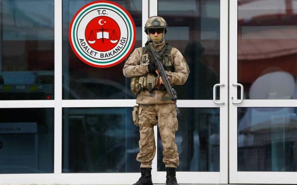 Justiça turca condena seis jornalistas a prisão perpétua
