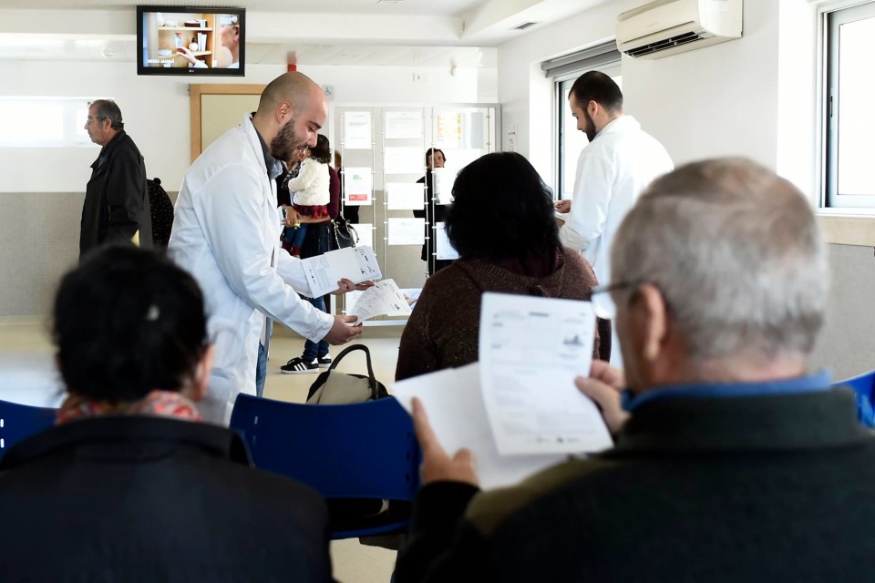 Utentes do hospital e centros de saúde de Braga receberam 'comprimidos' receitados pelo ‘Ministério da Poesia’