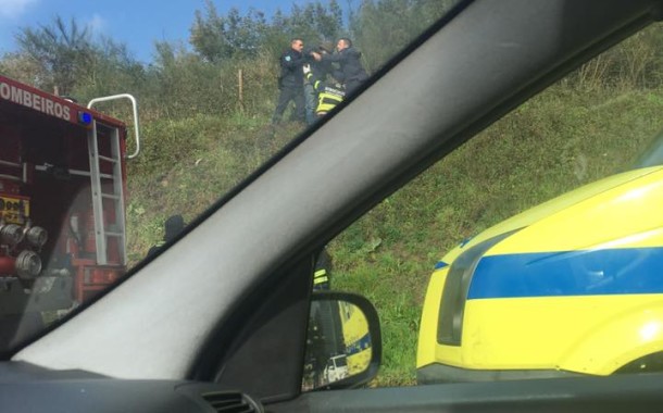 Bombeiros resgatam homem que se encontrava em ravina na Variante do Cávado