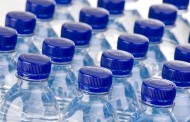 Água engarrafada contaminada com partículas de plástico
