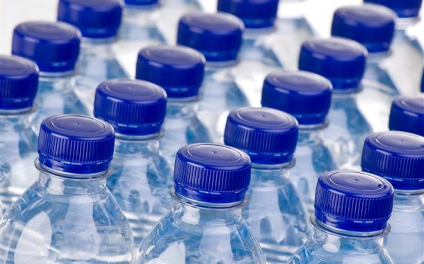 Água engarrafada contaminada com partículas de plástico