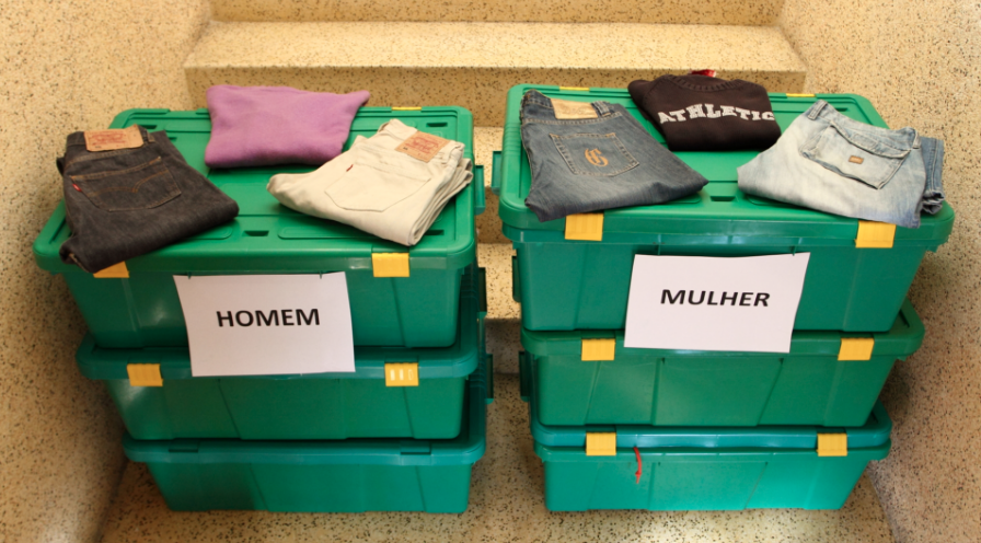 UMinho entrega roupa a instituições de solidariedade social