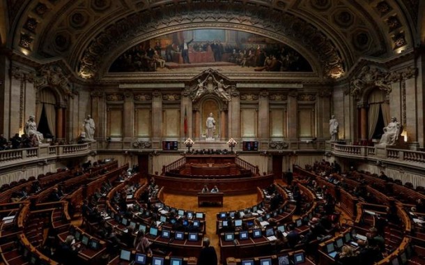 Parlamento aprova alterações ao financiamento partidário