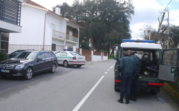 VILA VERDE: Militar da GNR fora de serviço puxa de arma para empresário