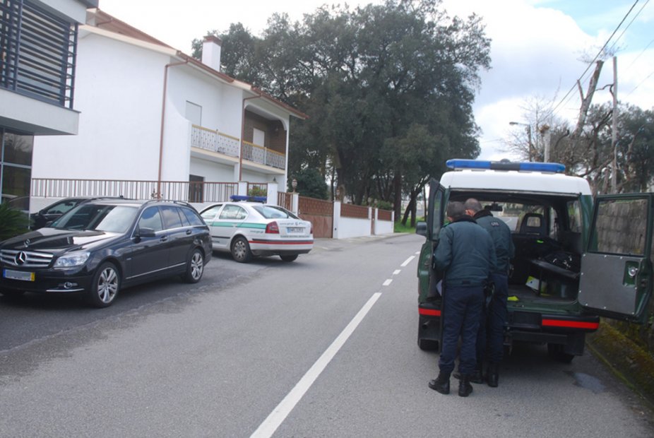 VILA VERDE: Militar da GNR fora de serviço puxa de arma para empresário