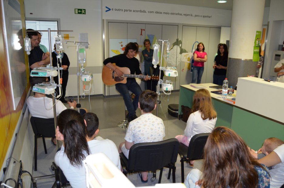 Luís Represas cantou para crianças no Serviço de Pediatria do Hospital de Braga