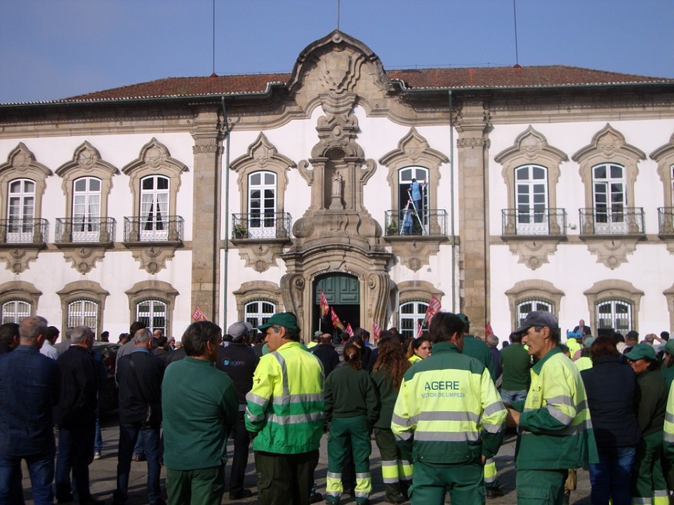BRAGA: Trabalhadores da Agere teimam em receber cortes nos salários de 2011/12