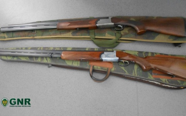 GNR apreende armas de fogo a homem que ameaçou clientes de um café