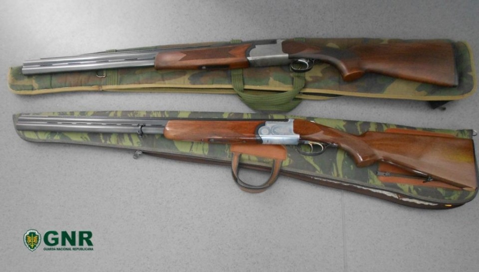 GNR apreende armas de fogo a homem que ameaçou clientes de um café