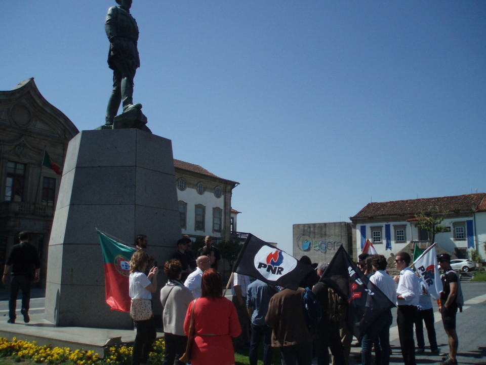 Extrema-direita manifesta-se em Braga em defesa da estátua de Gomes da Costa e contra o “cavernísmo ideológico” do BE