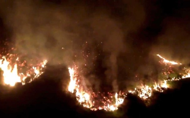Incêndio florestal no Reino Unido obriga à evacuação de mais de 50 casas