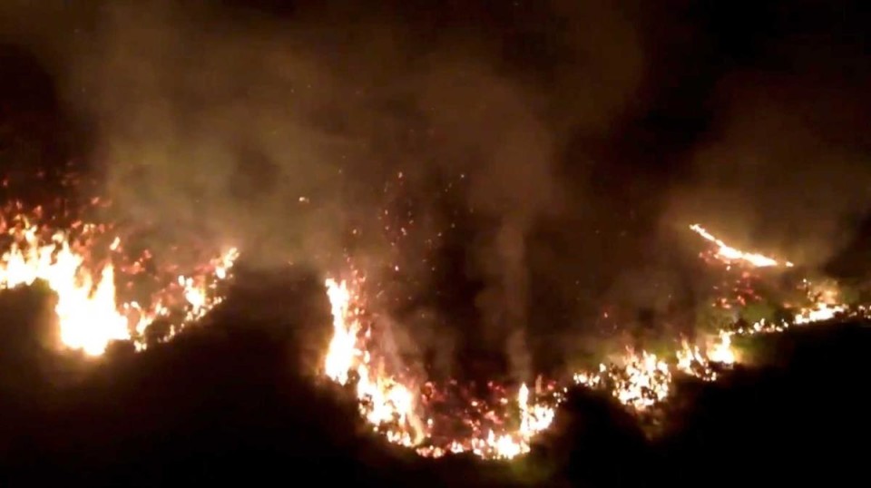 Incêndio florestal no Reino Unido obriga à evacuação de mais de 50 casas