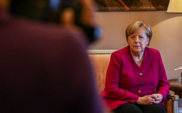 ALEMANHA: Imigração deixa coligação de Merkel à beira do abismo