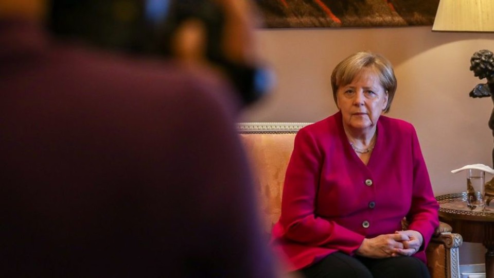 ALEMANHA: Imigração deixa coligação de Merkel à beira do abismo