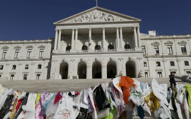 Taxa de sacos leves pode alargar-se a sacos de plástico mais espessos