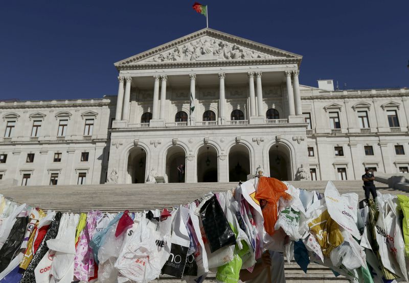 Taxa de sacos leves pode alargar-se a sacos de plástico mais espessos
