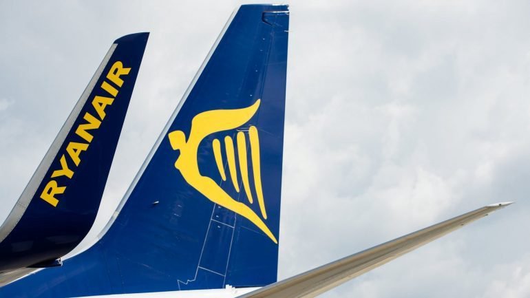 Ryanair prevê 300 voos cancelados na próxima semana devido a greve