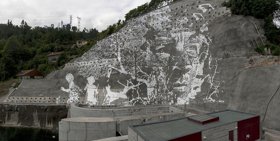 Artista plástico Vhils cria obra pictórica na barragem da Caniçada