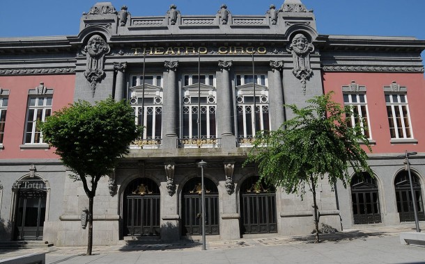 Akabadgyal + Nathy Peluso abrem esta sexta-feira em Braga a Máquina dos Gelados