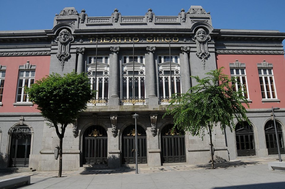 Akabadgyal + Nathy Peluso abrem esta sexta-feira em Braga a Máquina dos Gelados