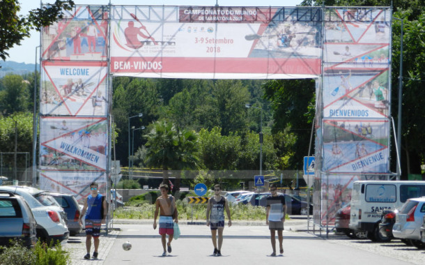 VILA DE PRADO: Pórtico gigante dá as ‘boas-vindas’ ao Campeonato do Mundo de Maratona em Canoagem