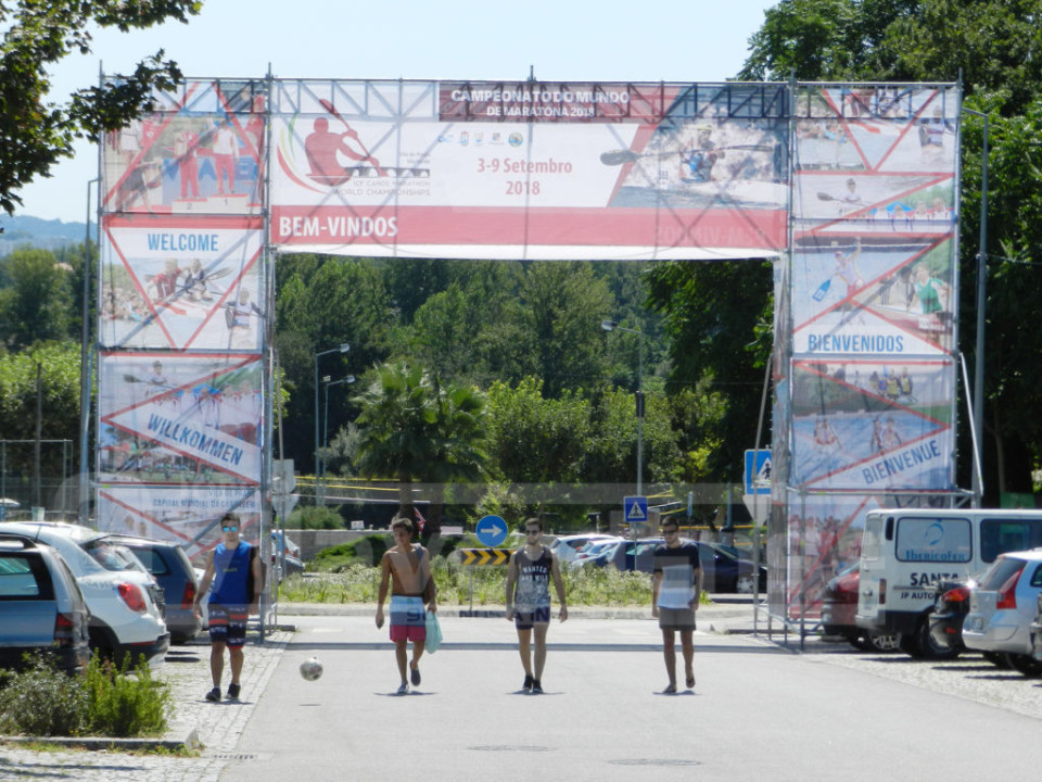 VILA DE PRADO: Pórtico gigante dá as ‘boas-vindas’ ao Campeonato do Mundo de Maratona em Canoagem