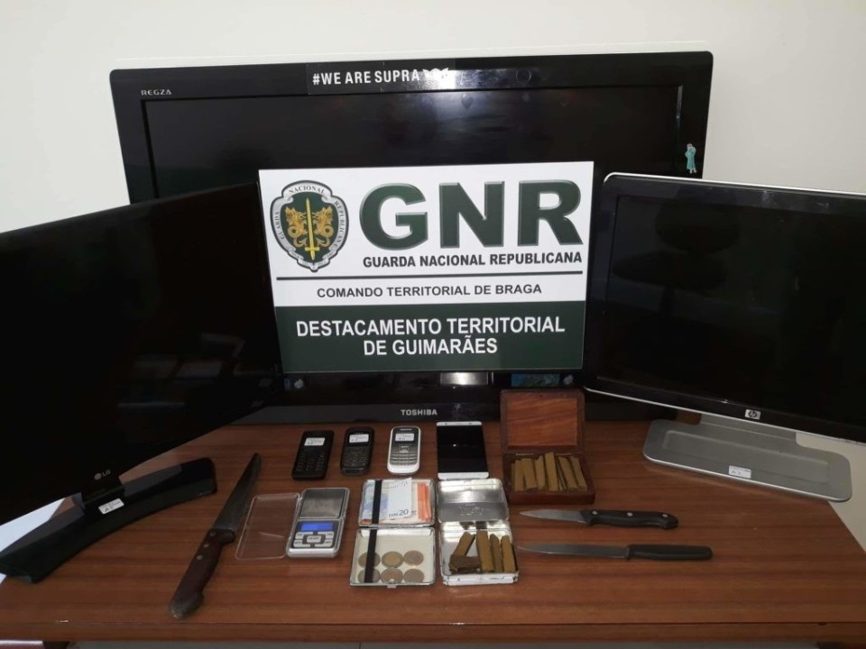 GNR deteve em Famalicão homem por tráfico de droga e recuperou material furtado