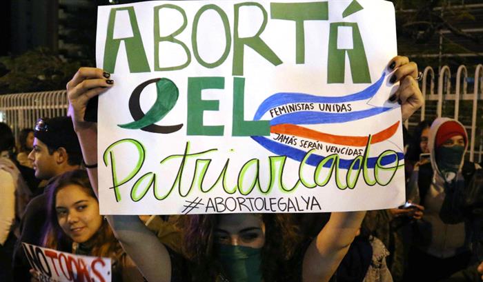 Senado argentino com apoio do Papa chumba legalização do aborto