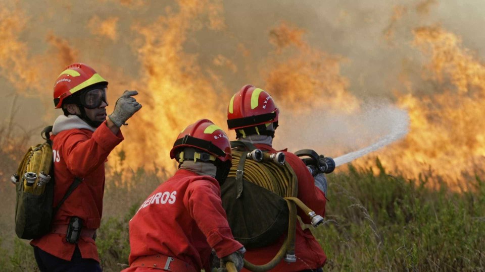 INCÊNDIOS: Alerta vermelho prolongado até quarta-feira