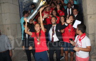 ‘Guerreiras’ do futebol feminino do SC Braga recebidas em triunfo por centenas de pessoas na Praça do Município