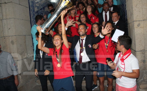 ‘Guerreiras’ do futebol feminino do SC Braga recebidas em triunfo por centenas de pessoas na Praça do Município