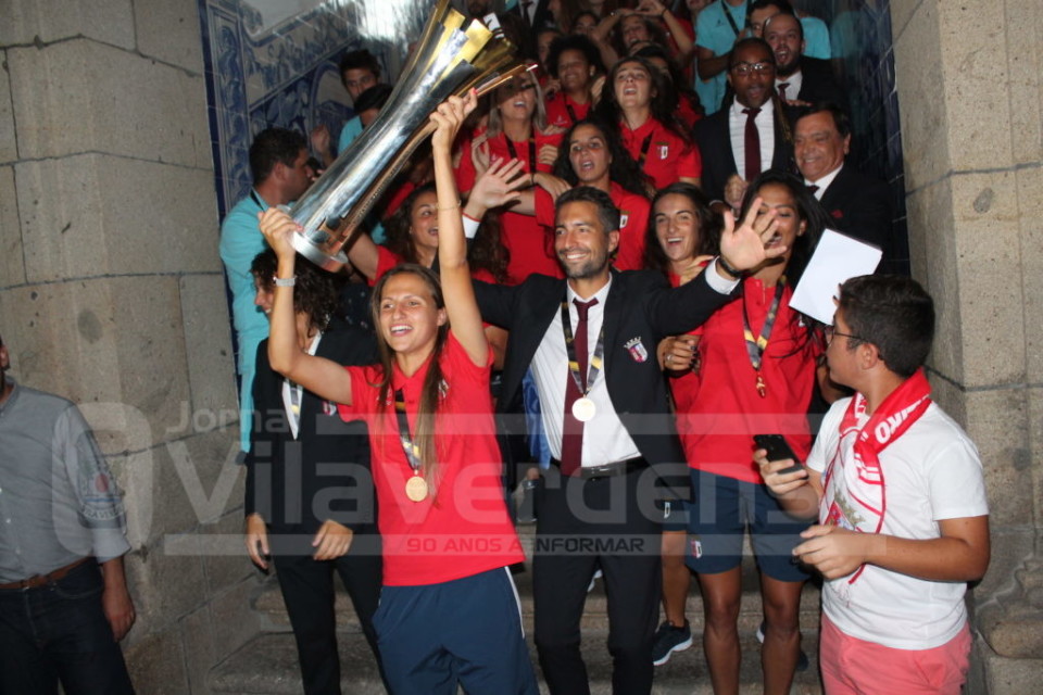 ‘Guerreiras’ do futebol feminino do SC Braga recebidas em triunfo por centenas de pessoas na Praça do Município