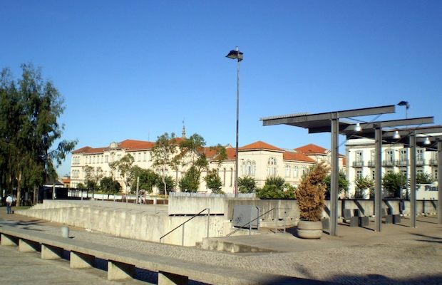 PSP de Braga procura homem que roubou mulher pelo método de esticão