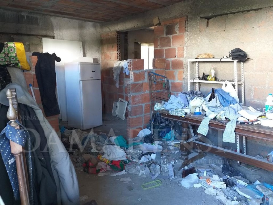 AMARES: Homem vive em casa sem condições mas recusa sair