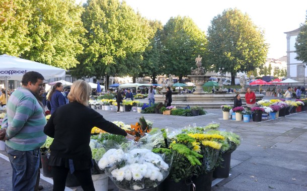 Mercado das Flores regressa esta terça-feira à Praça do Município