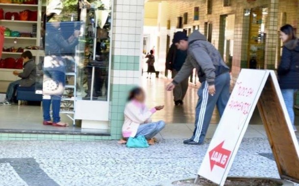 Quatro menores estrangeiros obrigados pelos pais a furtar e a mendigar em Braga