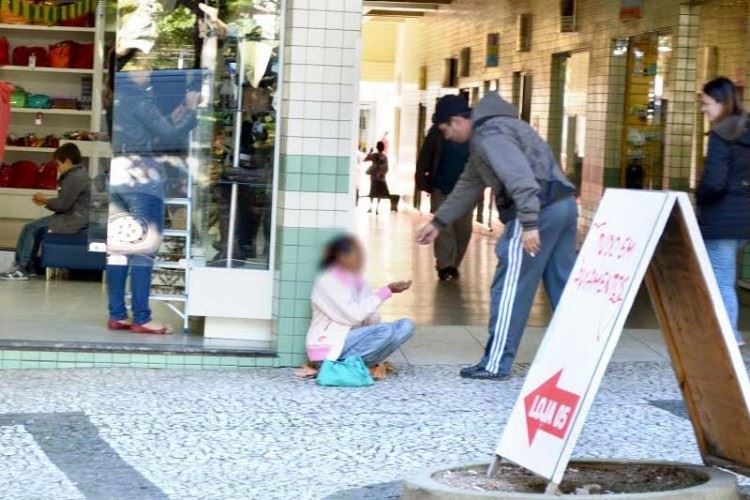 Quatro menores estrangeiros obrigados pelos pais a furtar e a mendigar em Braga