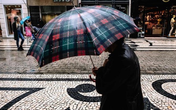 Vai-se o frio, chegam a chuva e o vento forte; Braga sob aviso amarelo a partir das 22 horas desta segunda-feira