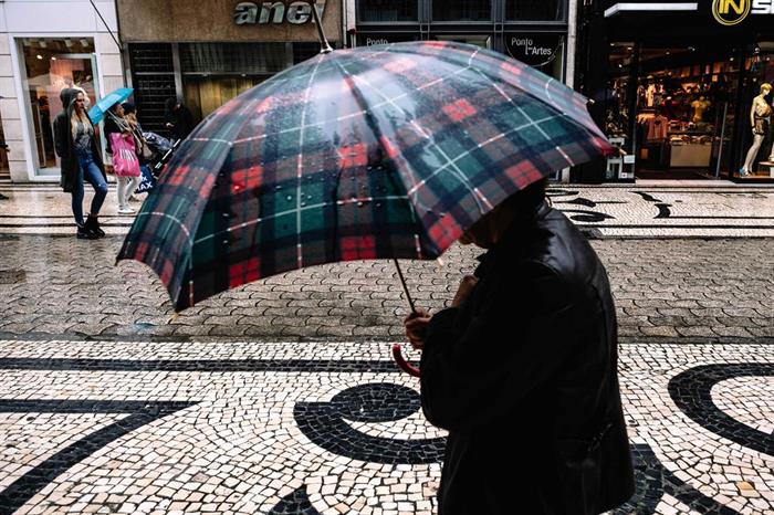 Vai-se o frio, chegam a chuva e o vento forte; Braga sob aviso amarelo a partir das 22 horas desta segunda-feira