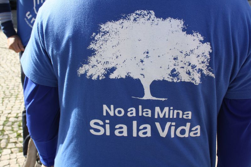 Mais de duas mil pessoas protestam contra mina de urânio próxima de Portugal