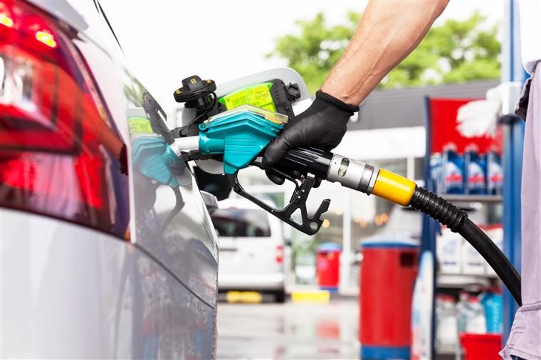 Combustíveis sofrem descida acentuada de preço a partir de segunda-feira