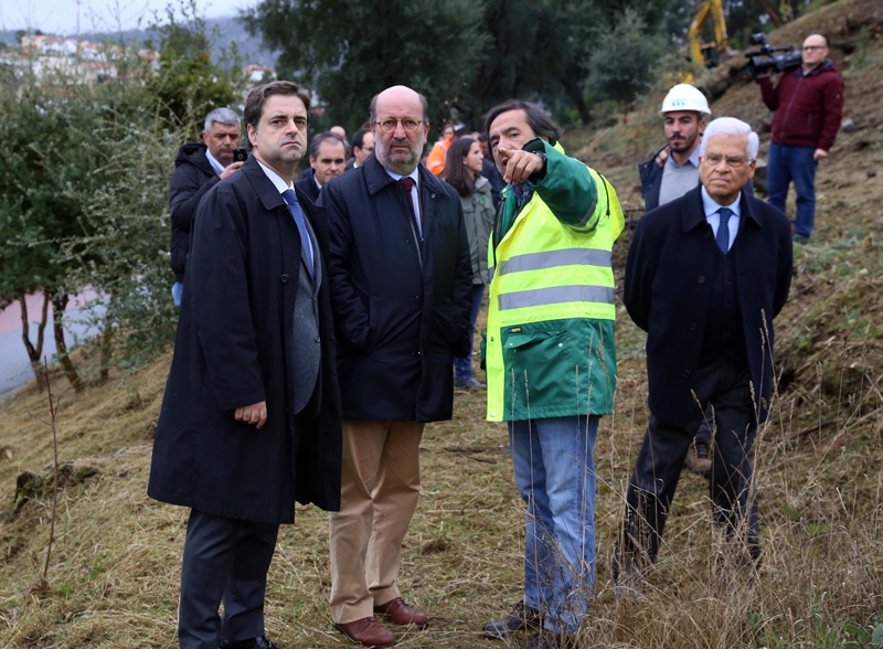 Ministro do Ambiente visita trabalhos de arborização do Monte Picoto