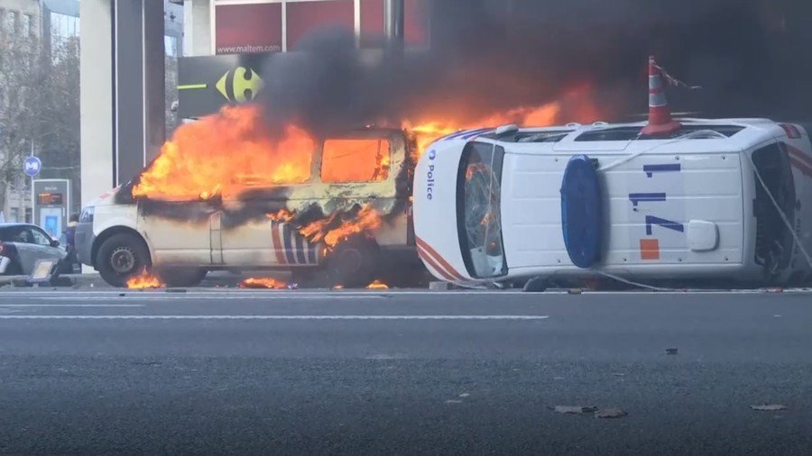 ‘Coletes amarelos’ chegam a Bruxelas e entram em confronto com polícia