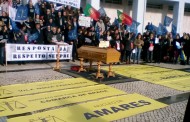 Três centenas de funcionários judiciais ‘enterram’ Justiça à porta do Tribunal de Braga