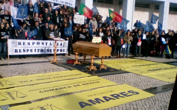 Três centenas de funcionários judiciais ‘enterram’ Justiça à porta do Tribunal de Braga
