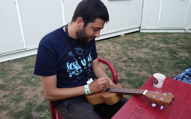 Cruz Vermelha de Braga leiloa instrumento musical autografado por Salvador Cabral