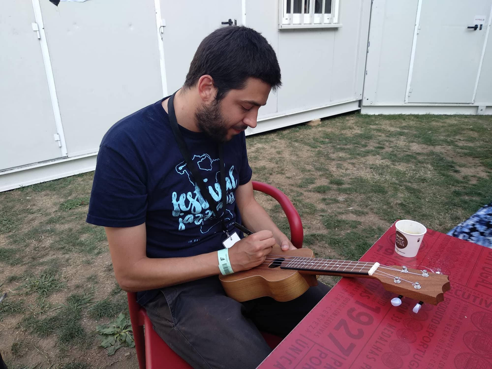 Cruz Vermelha de Braga leiloa instrumento musical autografado por Salvador Cabral