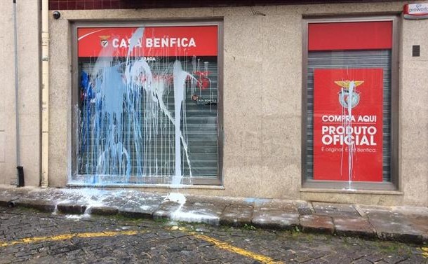 Casa do Benfica em Braga vandalizada com tinta atirada contra a montra