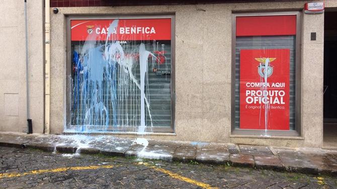 Casa do Benfica em Braga vandalizada com tinta atirada contra a montra